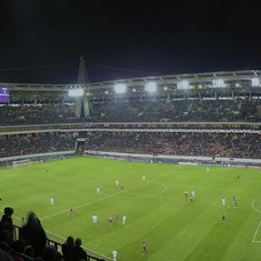 stade tribunes spectateurs football joueurs terrain pelouse